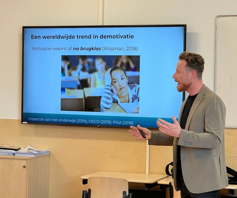 David van LeerGewoonte geeft een presentatie