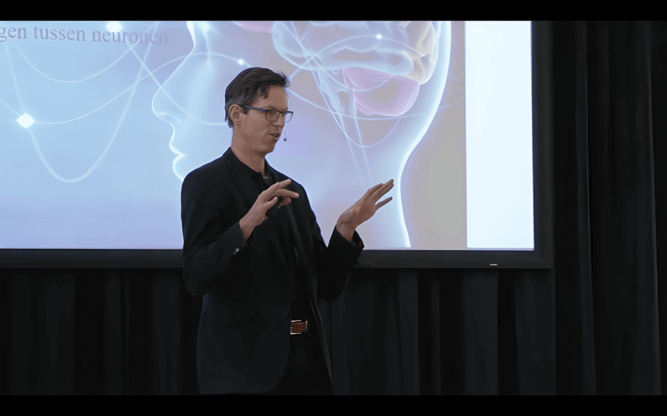 Harold Bekkering bij een lezing over hoe de mens leert