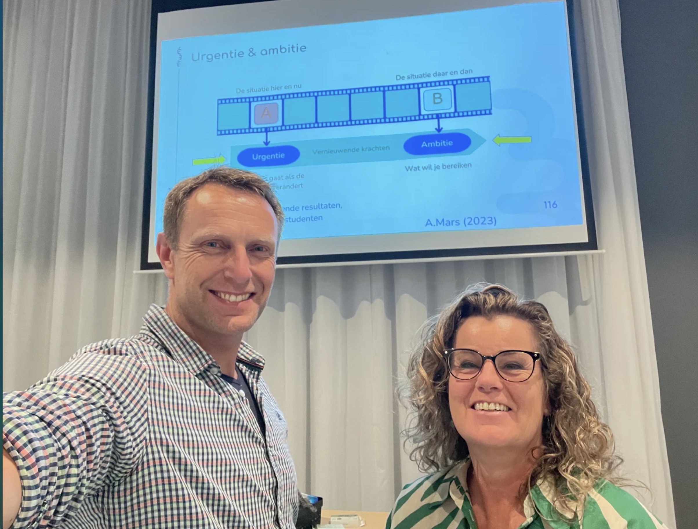 Trainers Daphne Verhage en Sipke Ruijter voor een dia over urgentie en ambitie